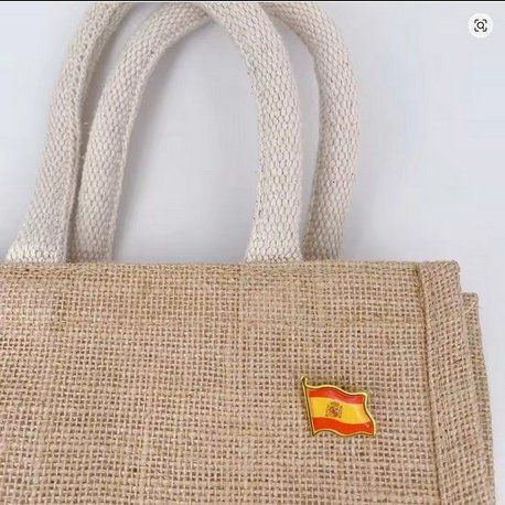 Plaketten & Abzeichen: 50x Ansteckpin mit spanischer Flagge aus emailliertem Metall – Neu und originalverpackt aus Bussigny von NATURALO 1