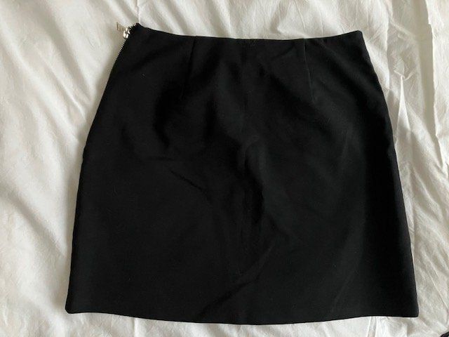 Zara Jupes: Mini-jupe noire Zara  taille XS – D'occasion à Marin-Epagnier par rchouchouu 1