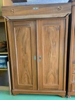 Kleiderschrank aus Holz mit Schublade