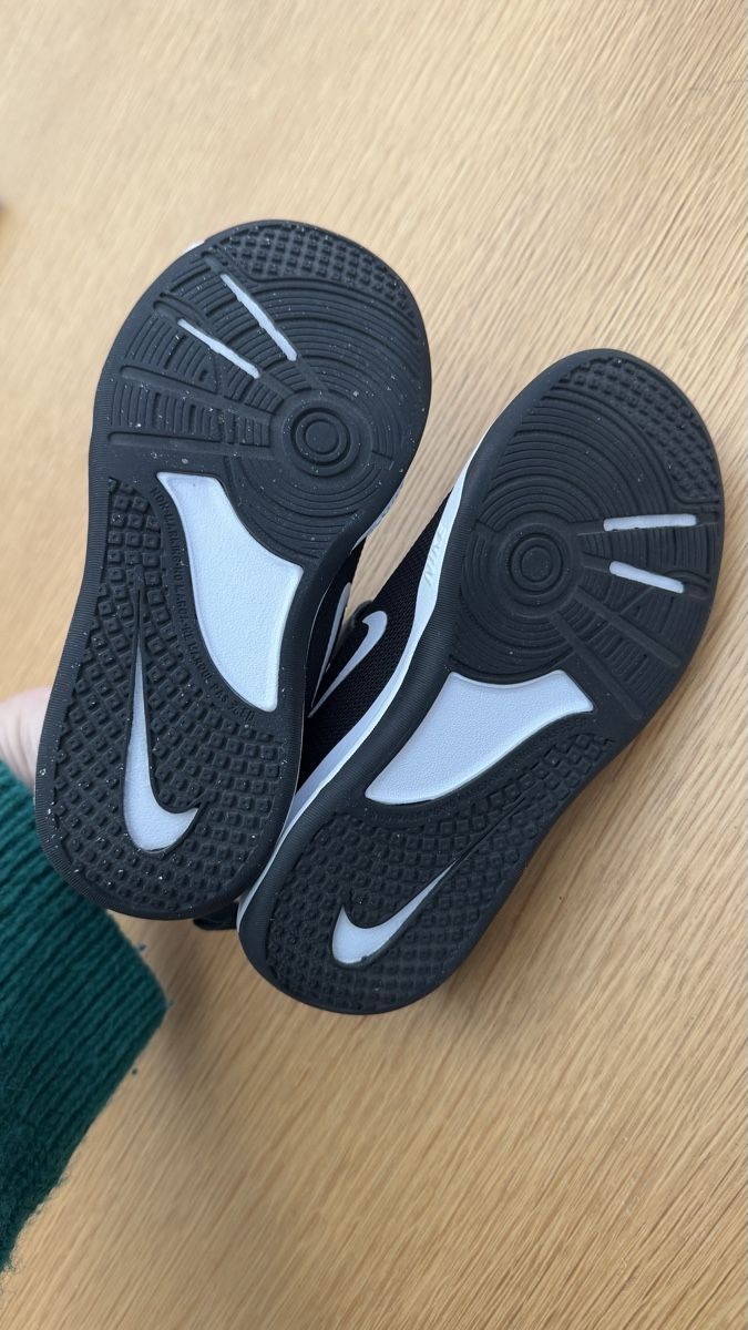 Nike Scarpe per ragazzi: Turnschuhe Nike Gr.29.5 – Nuovo (secondo la descrizione) da Zürich venduto da nadyasuv 1