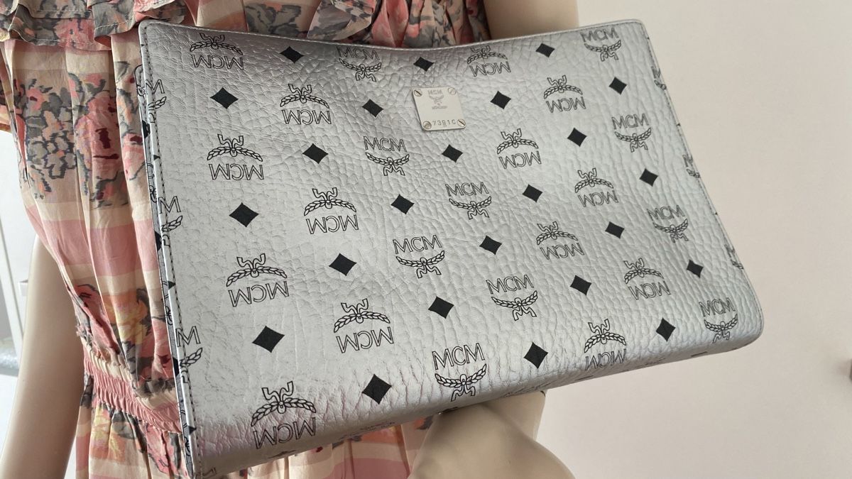 Mcm Borse da donna: MCM Clutch Silver Leather Visetos – Nuovo (secondo la descrizione) da Walchwil venduto da Finibaci 1