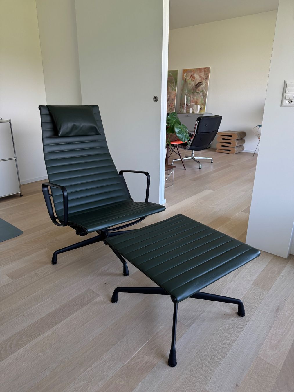 Vitra Poltrone: Vitra EA 124 Lounge Sessel inkl. Ottoman – Nuovo (secondo la descrizione) da Solothurn venduto da kantimo15
