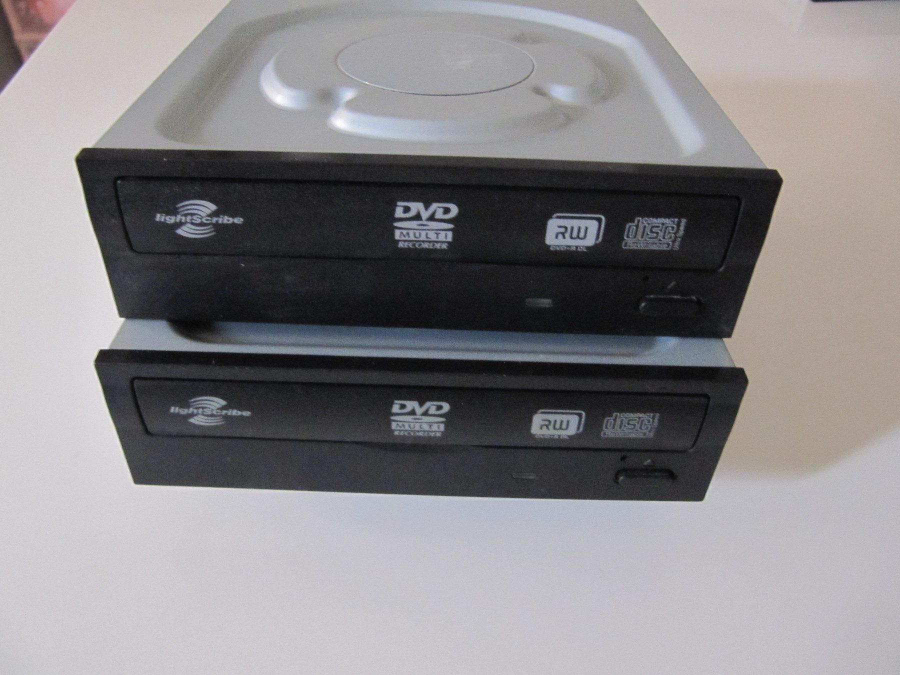 Tutti i DVDs: 2 x  DVD / CD REWRITABLE DRIVE – Usato da Basel venduto da Ruben2210