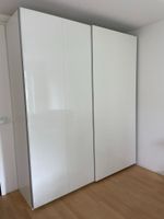 Kleiderschrank weiss Schiebetüren Innenleben mit Schublad...