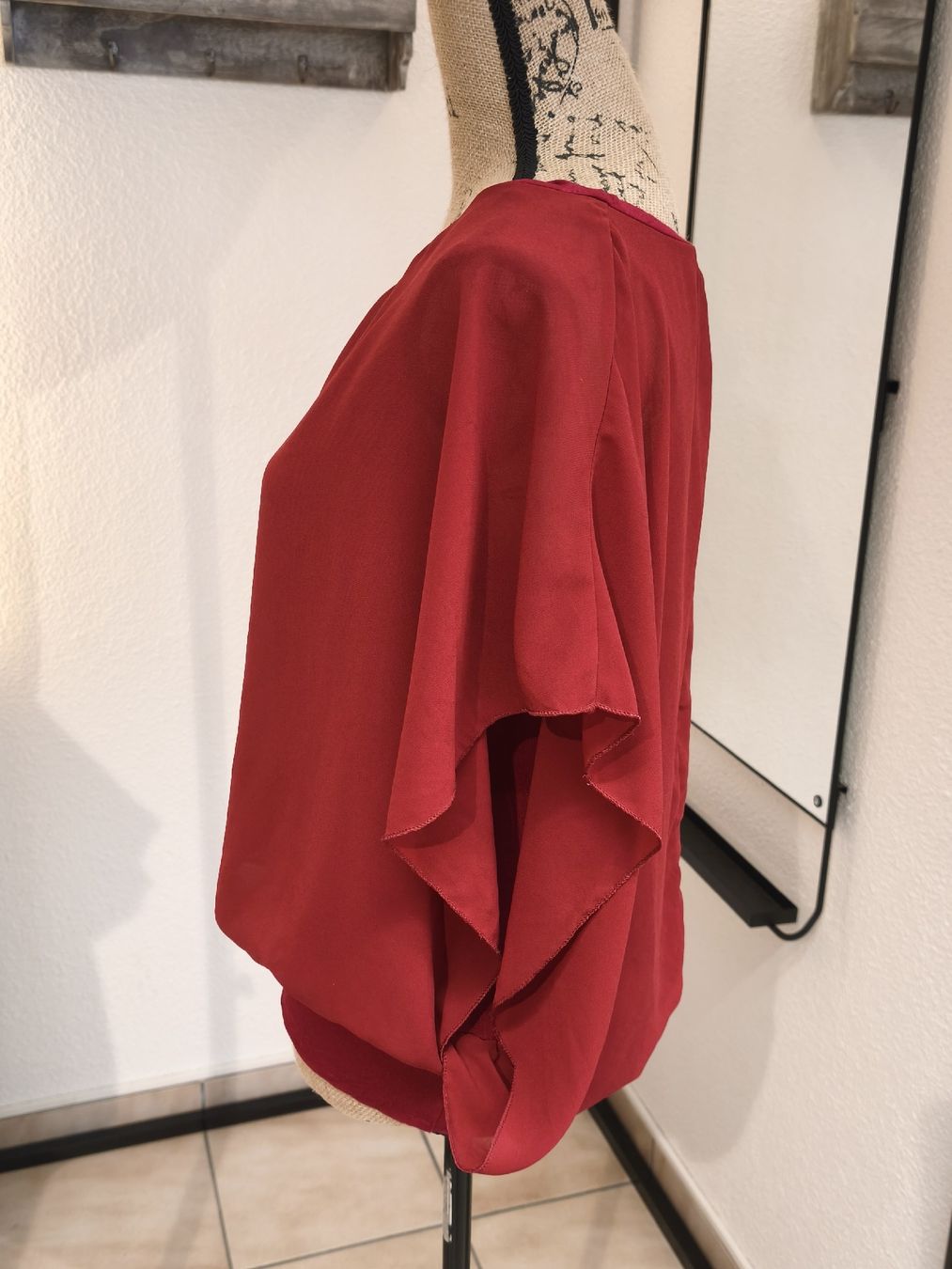 Chemisiers: Damen Bluse rot weite Ärmel elastischer Saum – D'occasion à Emmetten par SecondhandSiska 1