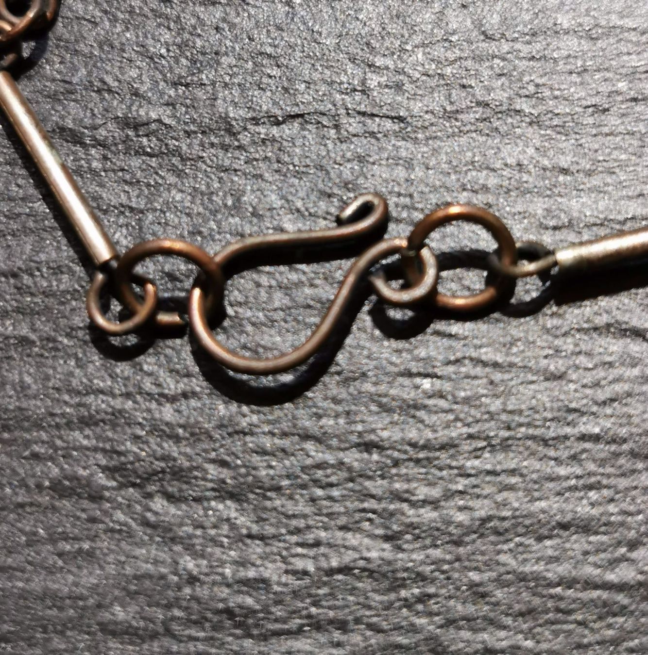 Catenine: Collier en laiton et pendentifs rosés – Usato da Veyrier venduto da Leilazizou 3