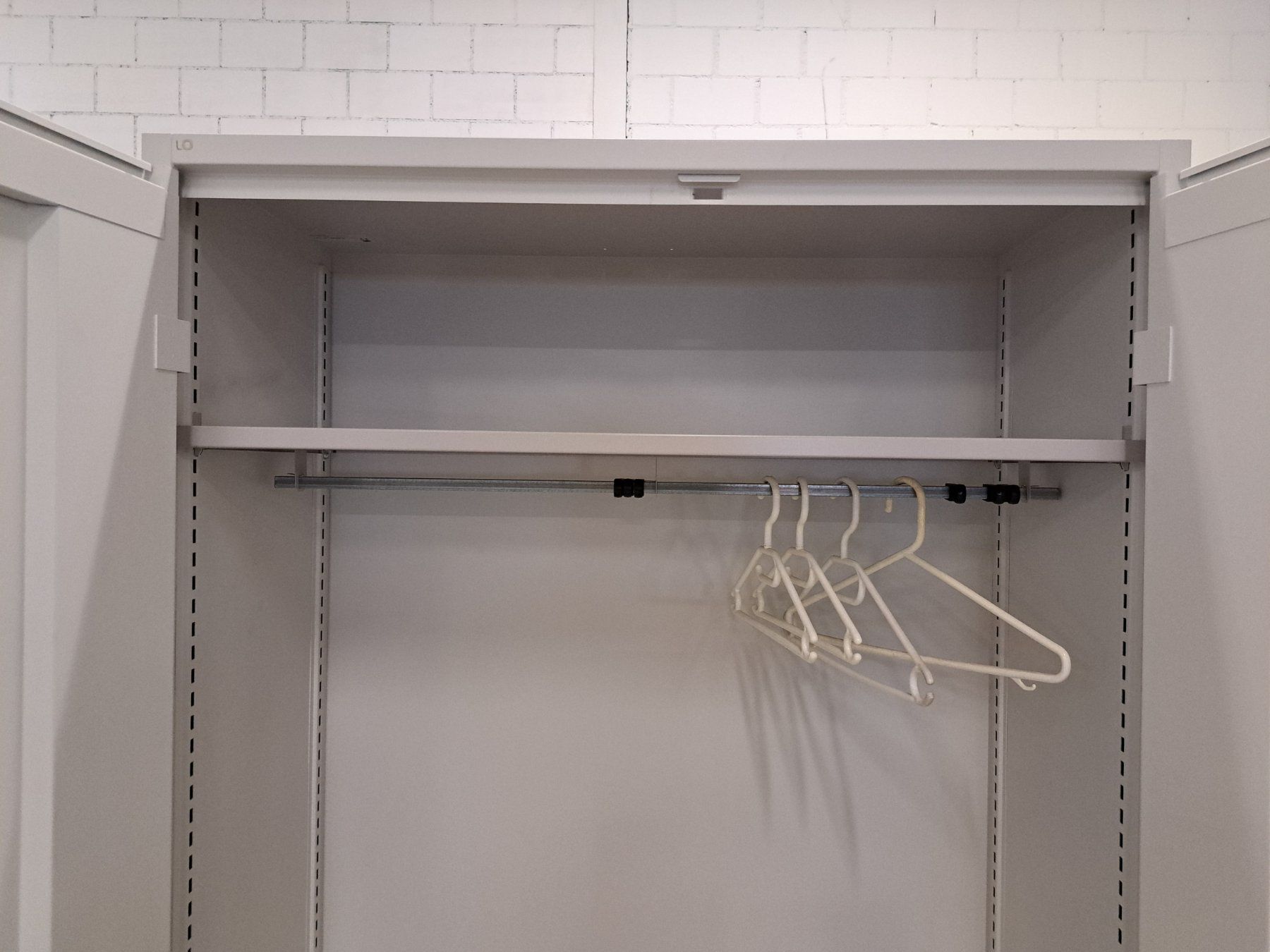 Lista Schränke: Kleiderschrank Lista Farbe grau – Gebraucht aus Embrach von lichttechnik 3