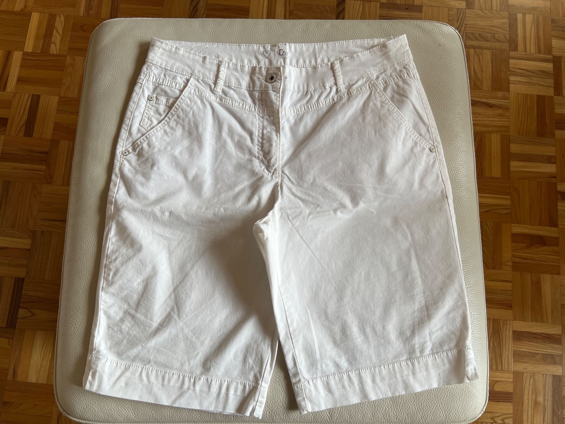 C&A Pantaloni: 2  Bermuda Shorts - Damen Gr. 40 – Usato da Chur venduto da van_hnc6 5