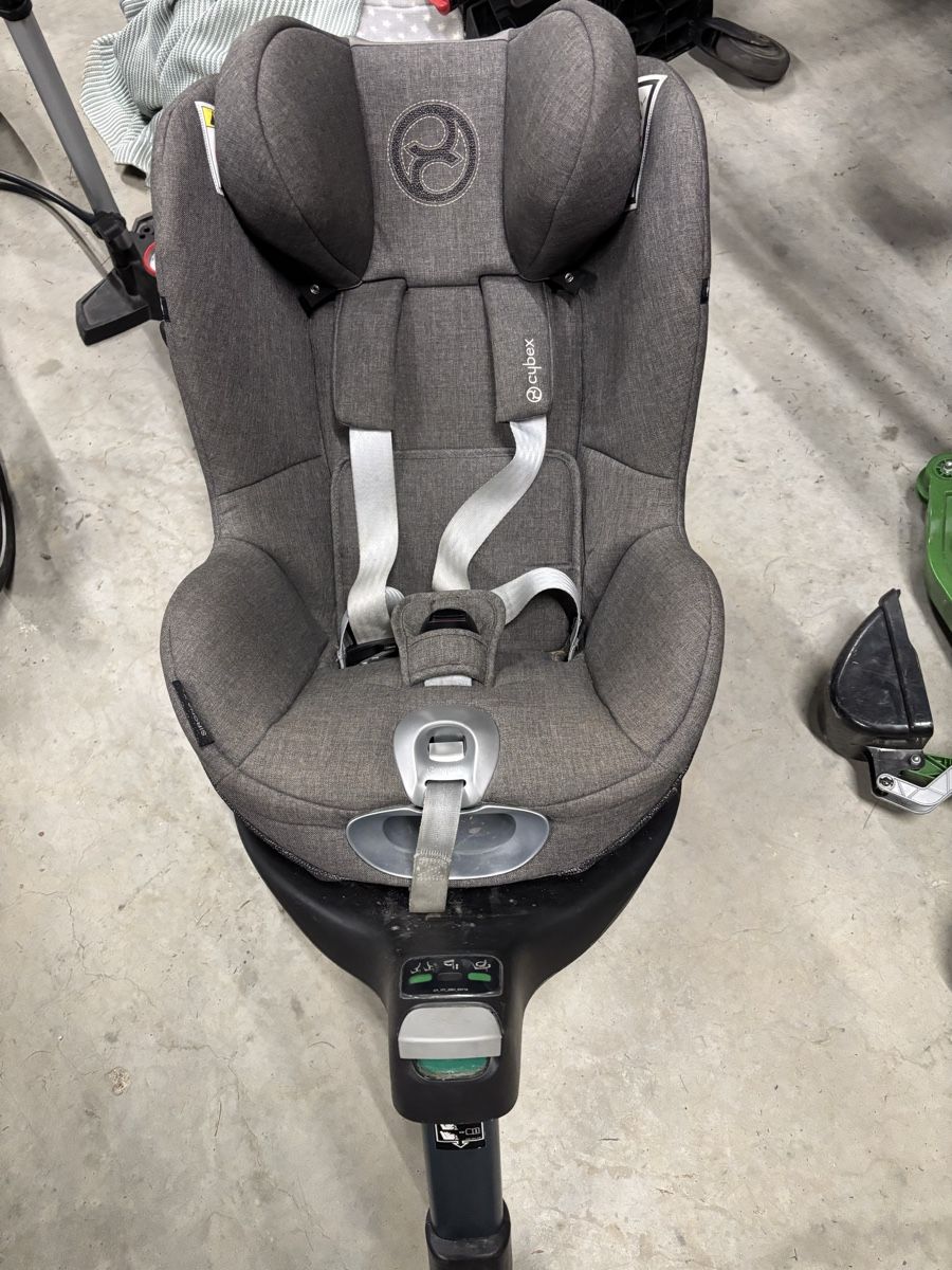 Cybex Seggiolini per auto: Kindersitz Cybex inkl. Isofix-Station – Usato da Lenzerheide/Lai venduto da Brumm5