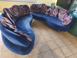 Design Sofa blau geschwungen mit Kissen gebrauchter Zustand