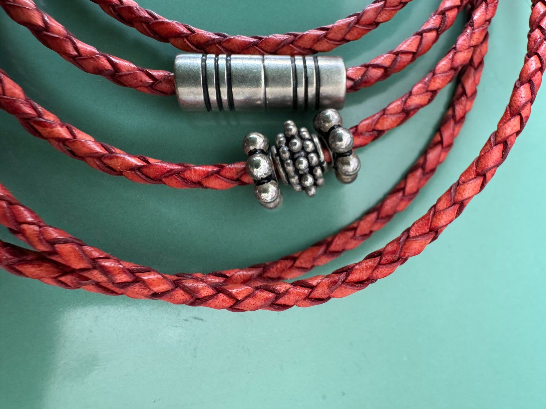 Bracciali & Braccialetti: Rotes Lederarmband mit silbernen Akzenten – Nuovo e nell'imballaggio originale da Stäfa venduto da Mofi8712 1