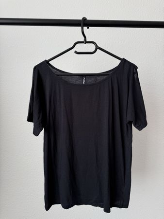 BLACK SHIRT WITH OPEN SLEEVES🎱