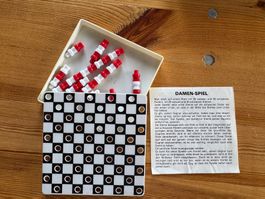 Klassisches Damespiel, 20 rote + 20 weisse Spielsteine