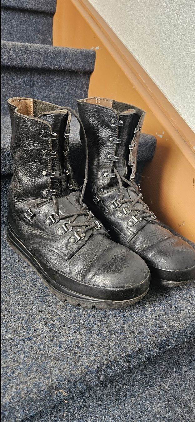 Schweizer Armee Scarpe da uomo: Militärstiefel, Schwarz,, Grösse 44-45 – Usato da Seengen venduto da storm24