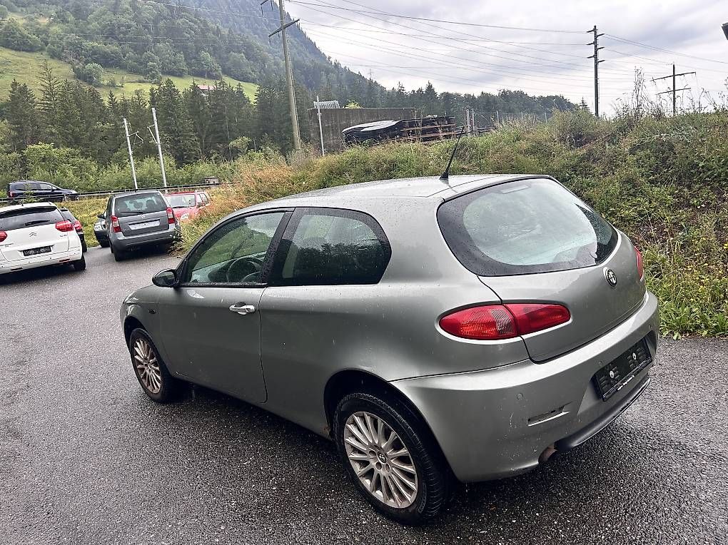 Alfa Romeo Automobili: Alfa Romeo 147 1.6 ab Platz – Usato da Mülenen venduto da Jetmir019 2