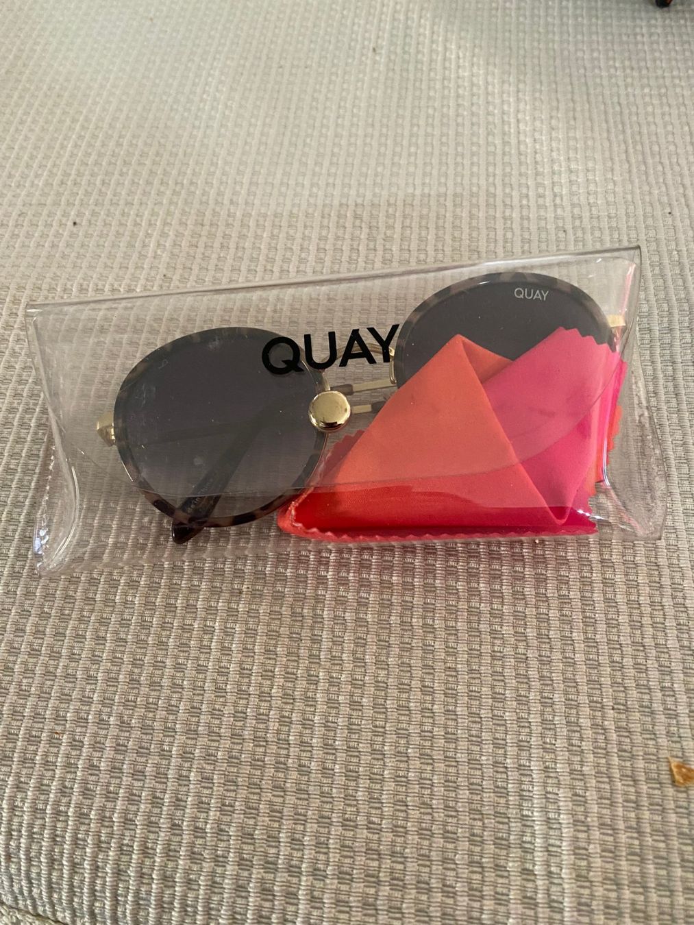Lunettes & Verres: QUAY Sonnenbrille – Neuf (Voir description) à Allenwinden par Obalu