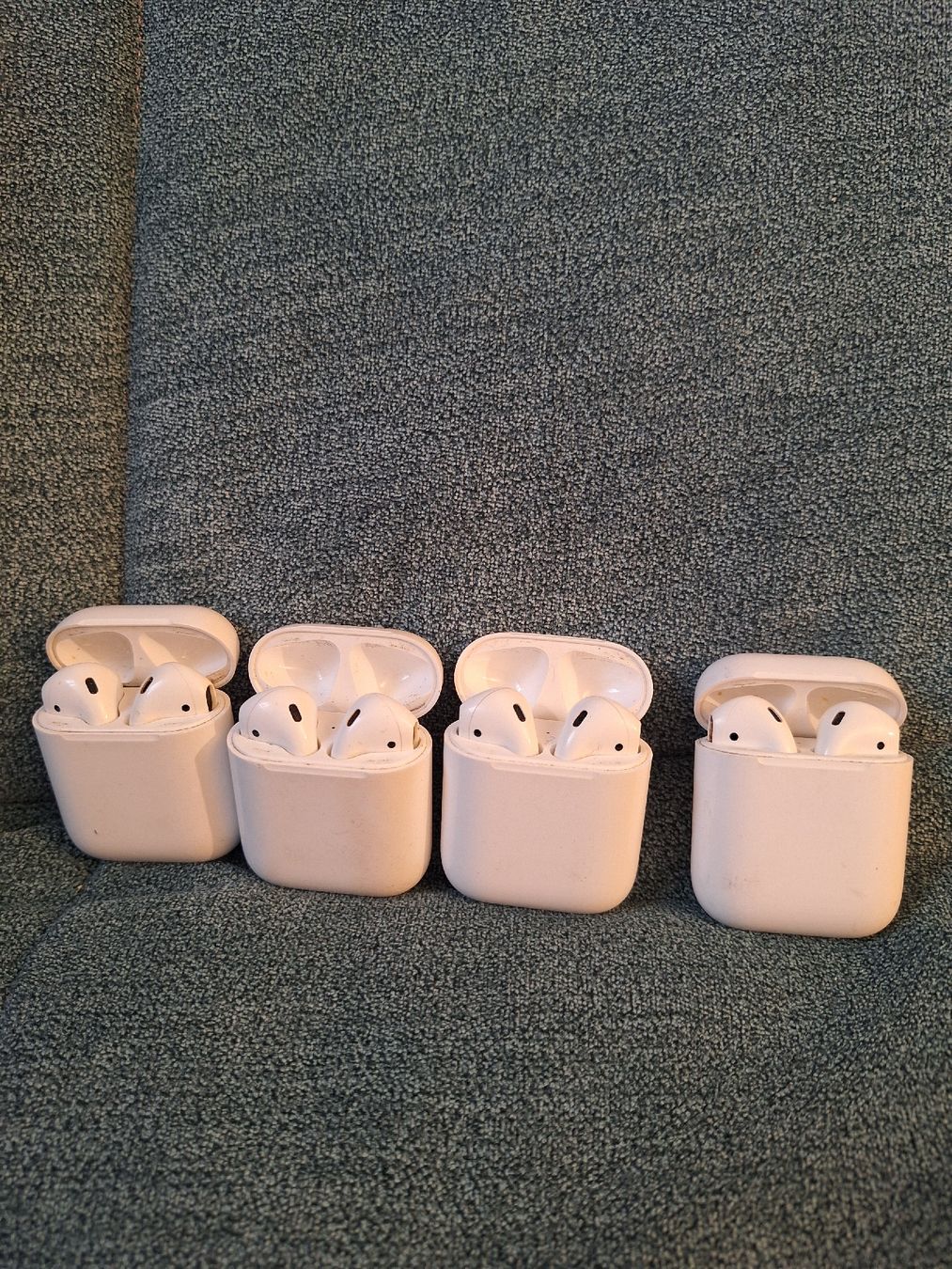 Apple Cuffie: 4 x kaputte airpods – Difettoso da Pfäffikon SZ venduto da TobyPeterson