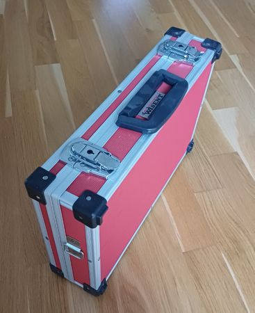Stabiler Alukoffer rot
