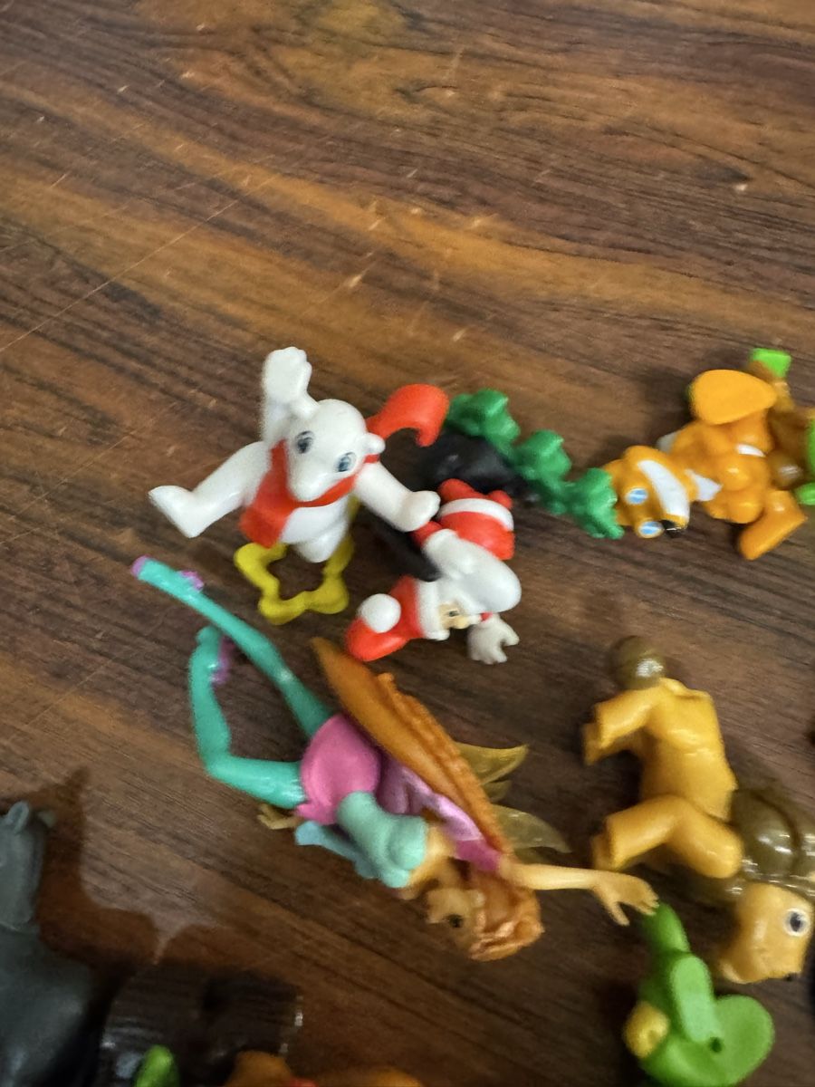 Spielzeuge: Lot de mini figurines Kinder et autres – Gebraucht aus Lausanne von Michel_Ozcan 3