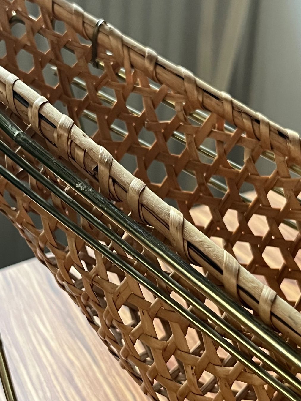 Portabottiglie: Mid Century Design Flaschenhalter Weinständer mit Geflecht – Usato da Basel venduto da Smermor 3
