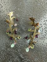 Goldene Ohrringe mit bunten Edelsteinen, Juwelierarbeit