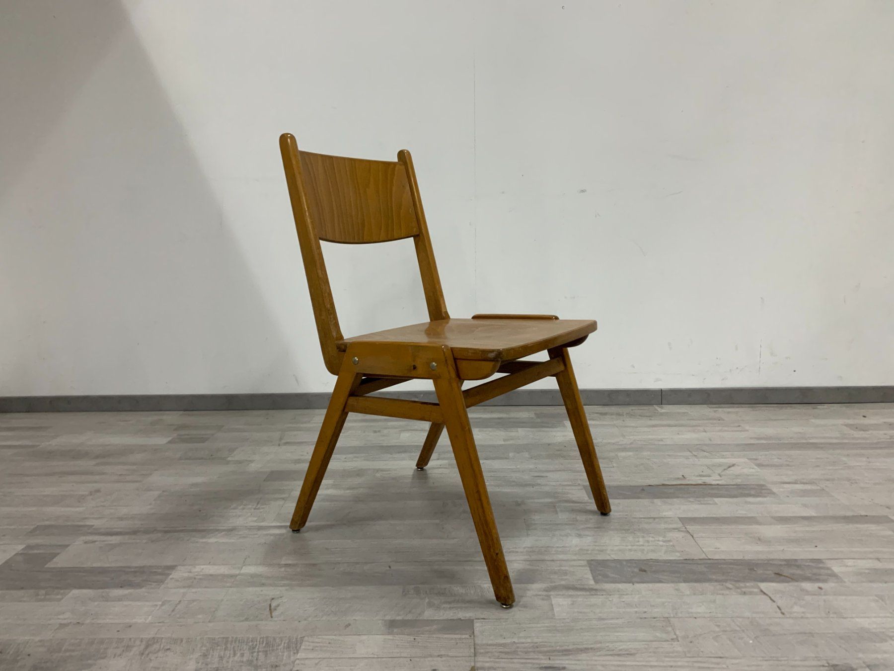 Sedie: Vintage Stapelstühle aus Holz – Usato da Zürich venduto da ZuercherBrockenhaus 3