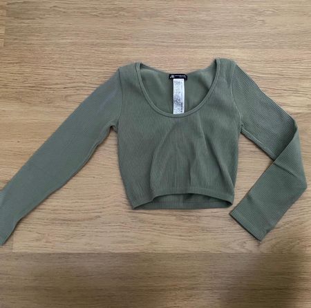Zara Crop Top, Rippstrick, Grösse XS, Olivgrün, Neuwertig