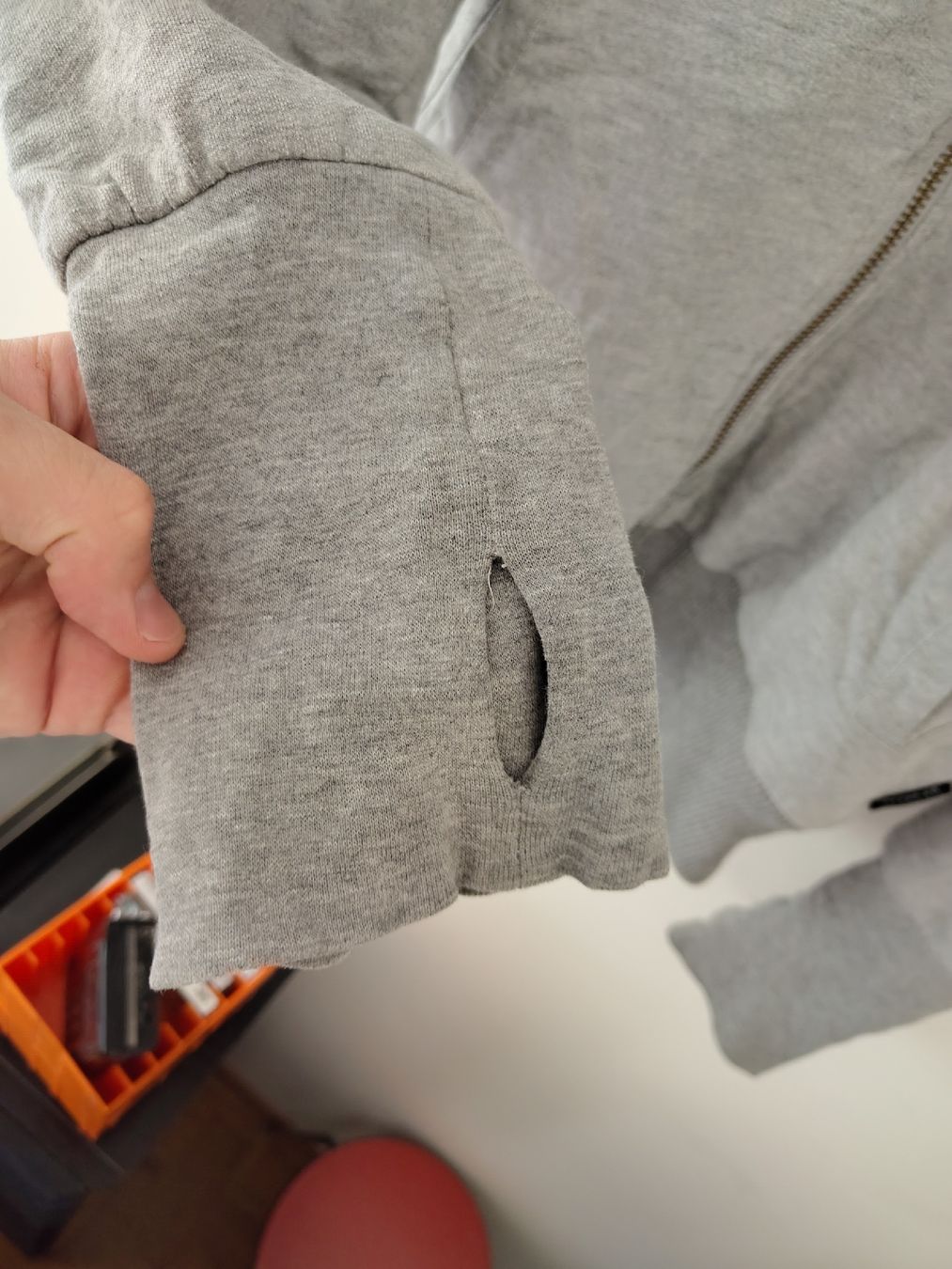 Maglioni & Felpe: Grauer Kapuzenpullover TARZAN Lammfell-Optik Grösse M – Usato da Zürich venduto da s_a11 1