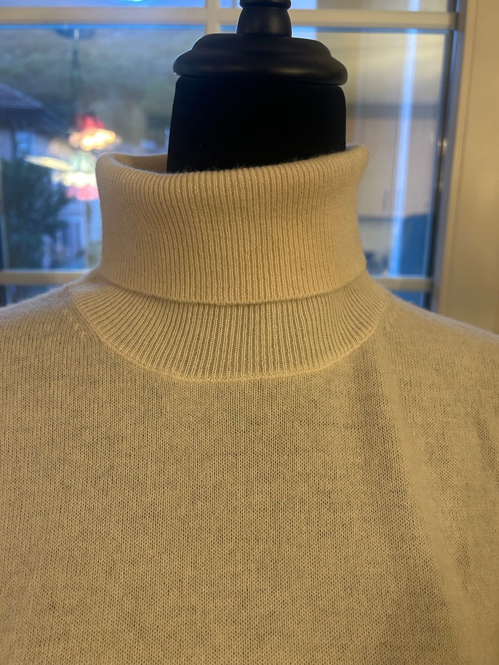 Massimo Dutti Pullover & Sweatshirts: Massimo Dutti pull col roulé – Gebraucht aus Val-d'Illiez von Dombou 1