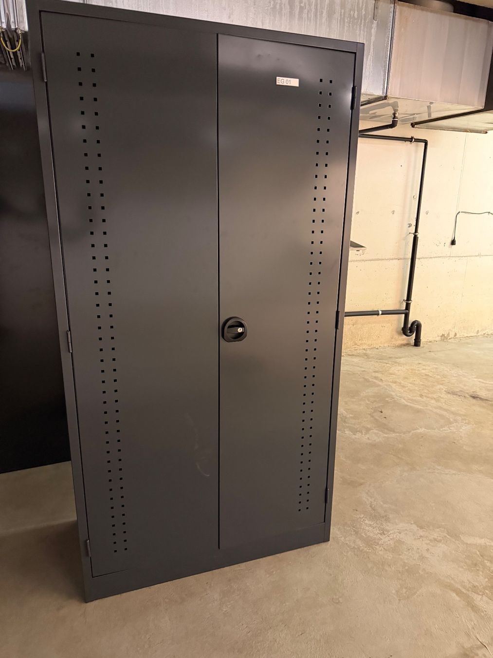 Armoires: Metallschrank – D'occasion à Frauenfeld par fuabs