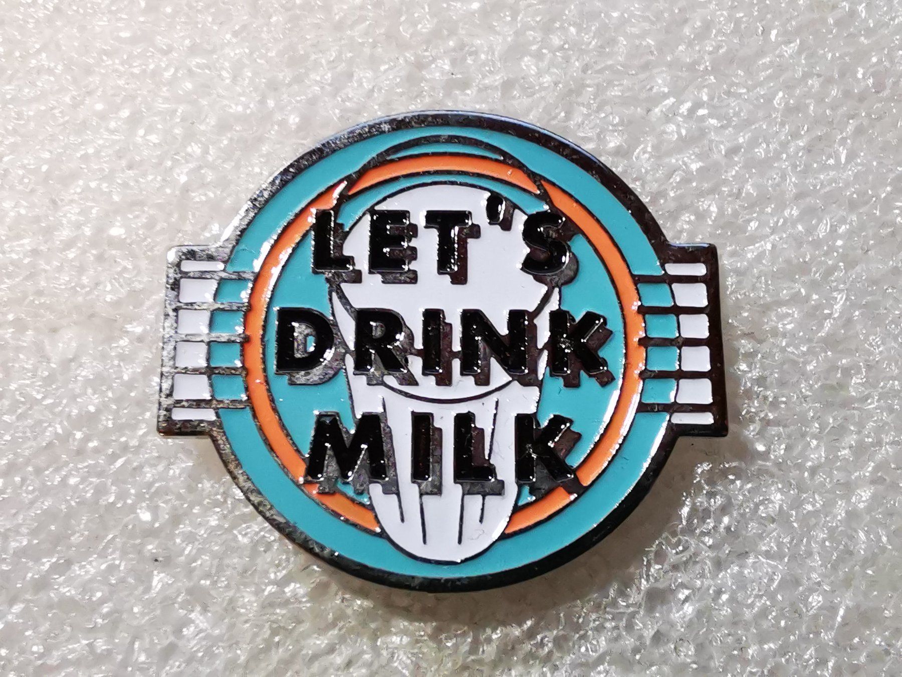 Plaketten & Abzeichen: Ansteckpin 174: Let's drink milk – Gebraucht aus Oppligen von Pin-Fall-Shop