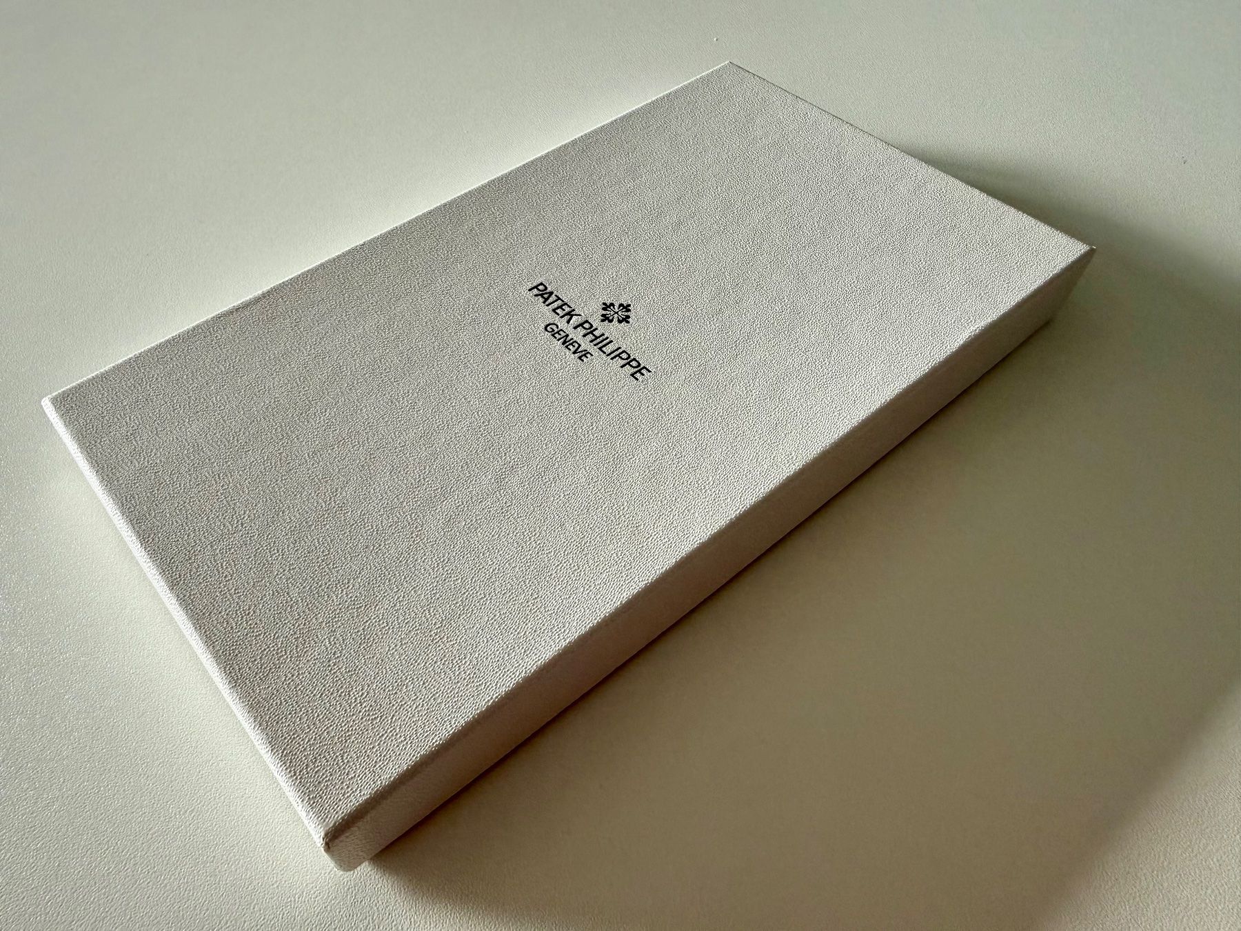 Patek Philippe Orologi: PATEK PHILIPPE Genève - Box blanc rectangulaire – Usato da Mont-sur-Lausanne venduto da vmi_ym5l 2