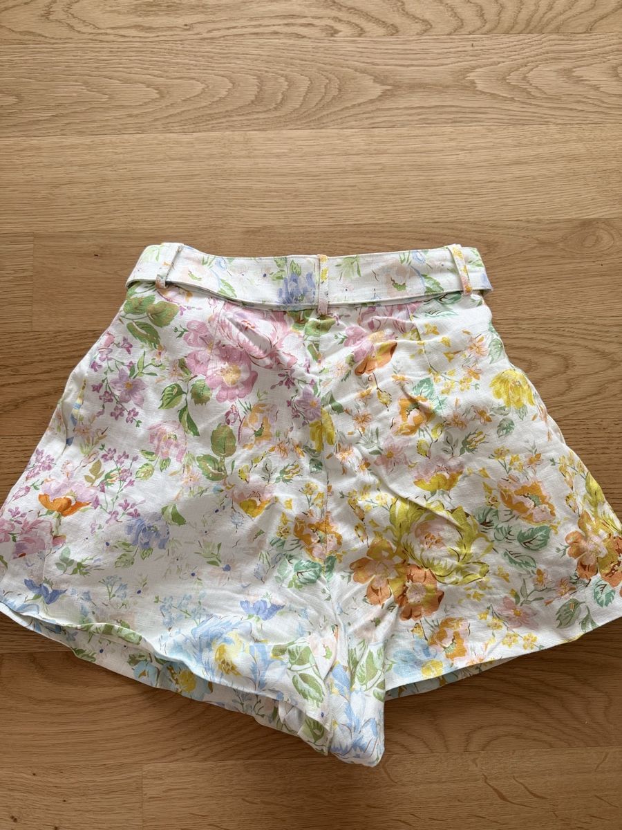 Hosen: Zimmermann Blümchen Shorts mit Gürtel, Grösse 0, Top! – Gebraucht aus Neuhausen am Rheinfall von stundgirl 1