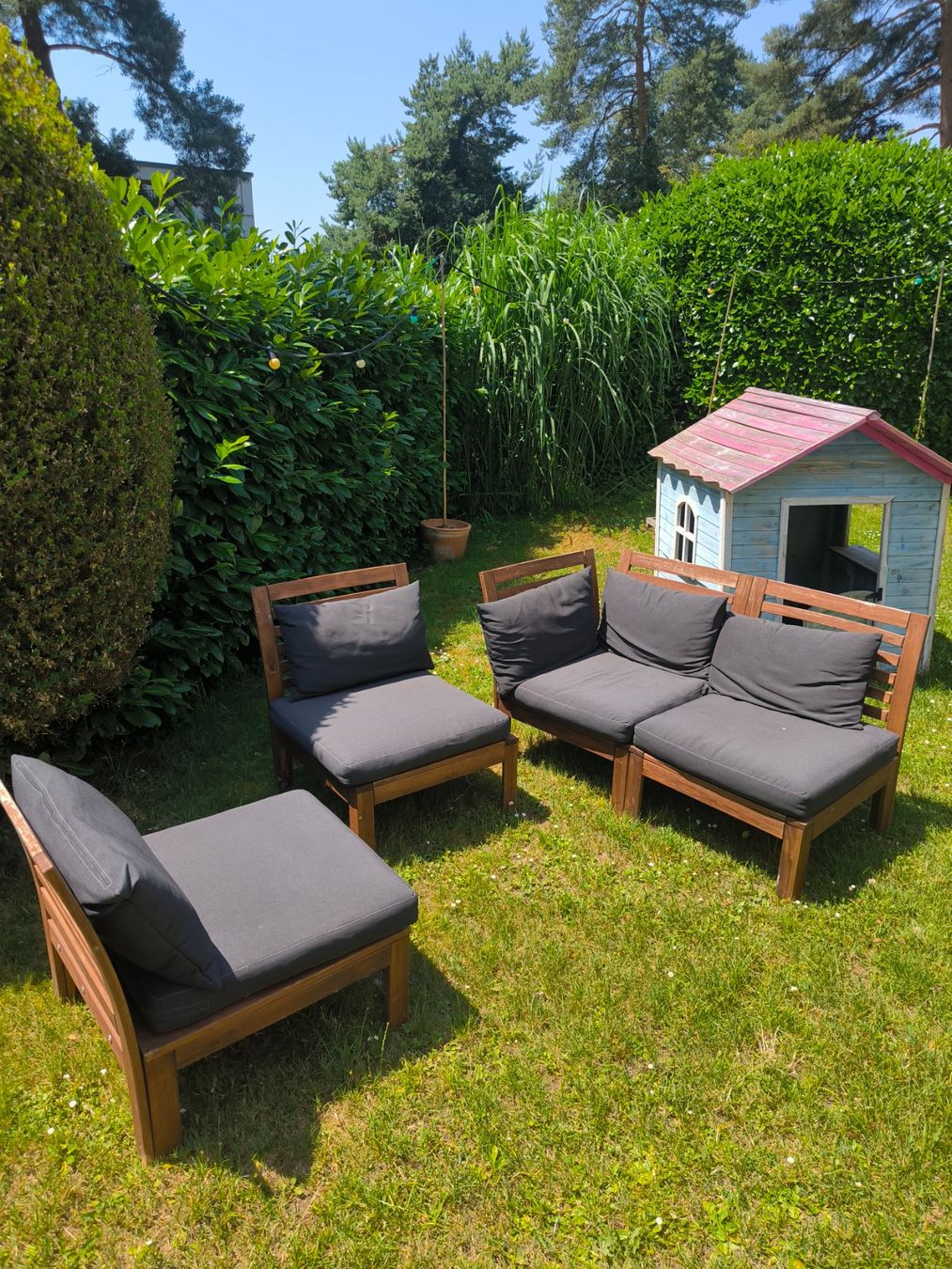 Ikea Poltrone: Garten Lounge Holz mit schwarzen Polstern – Usato da Küsnacht ZH venduto da corinita