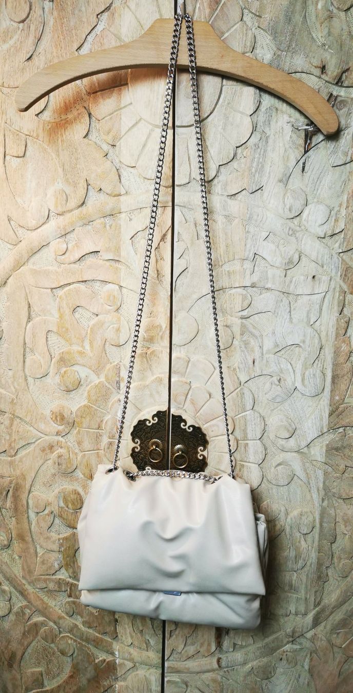 Borse da donna: Schultertasche creme-beige Kunstleder, mit Kette – Usato da Wettingen venduto da JasminL92-3 1