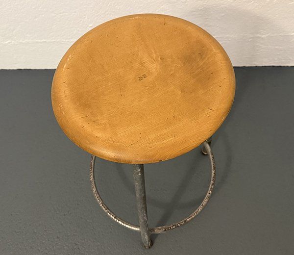 Hocker: Werkstatthocker mit Holzsitz und Metallgestell – Gebraucht aus Zürich von paristurin 1