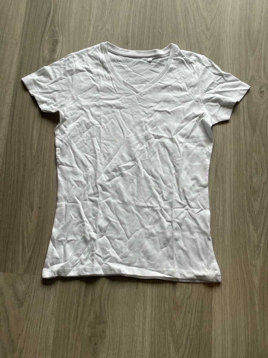 T-shirt: Weisses T-Shirt mit V-Ausschnitt, Sommer-Basic, Gr. M – Nuovo (secondo la descrizione) da Biel/Bienne venduto da Bolagol9