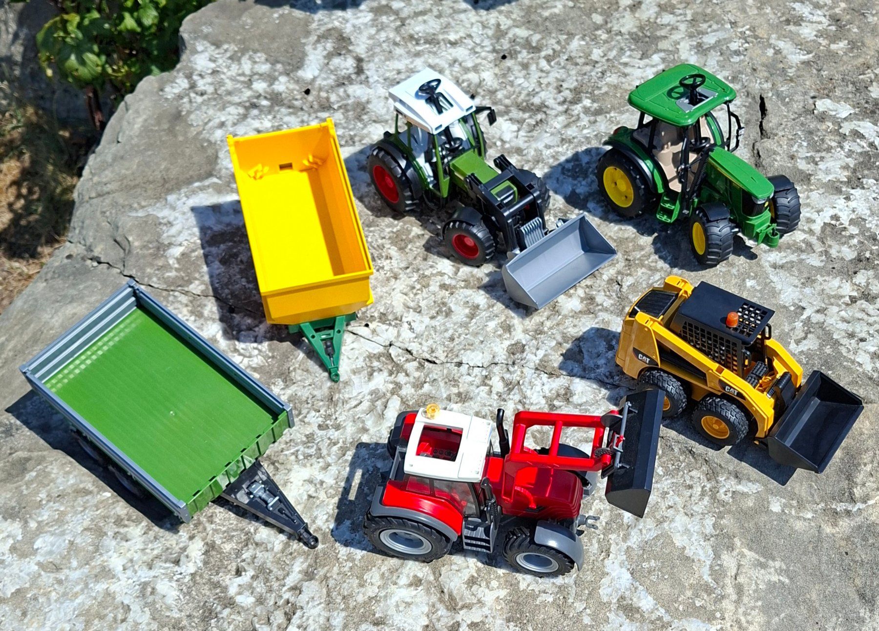 Tracteurs et remorques miniatures bon état lot (Gebraucht) in Grolley ...