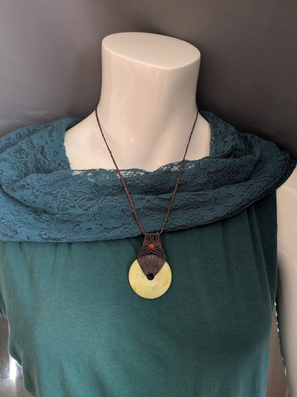 Catenine: Makramee Kette mit Lizardit Pischeibe und roter Jaspis Perle – Nuovo (secondo la descrizione) da Pfäffikon ZH venduto da Emporos_42 2