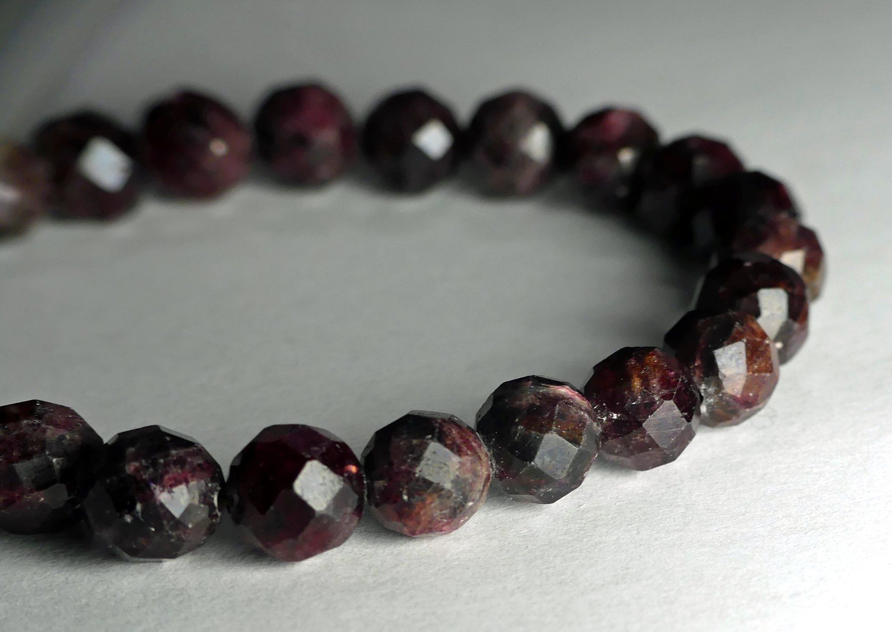 Bracciali & Braccialetti: Armband mit facettierten Granaten – Nuovo e nell'imballaggio originale da Matten b. Interlaken venduto da kero71