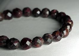 Armband mit facettierten Granaten