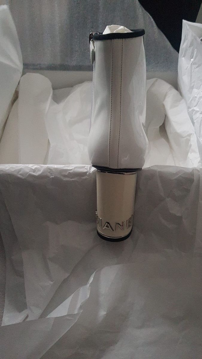 Chanel Scarpe da donna: Bottines Chanel 41 neuves blanches et noires – Nuovo e nell'imballaggio originale da Ropraz venduto da Angy.ruiz 2