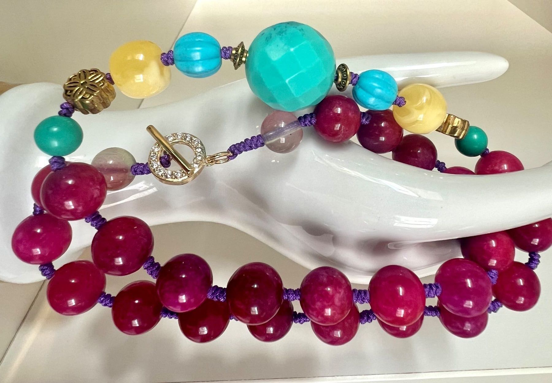 Catenine: Farbenfrohe Boho-Kette mit Pink Jade, Howlith & Fluorit 56cm – Usato da Ruswil venduto da artbyhand 7