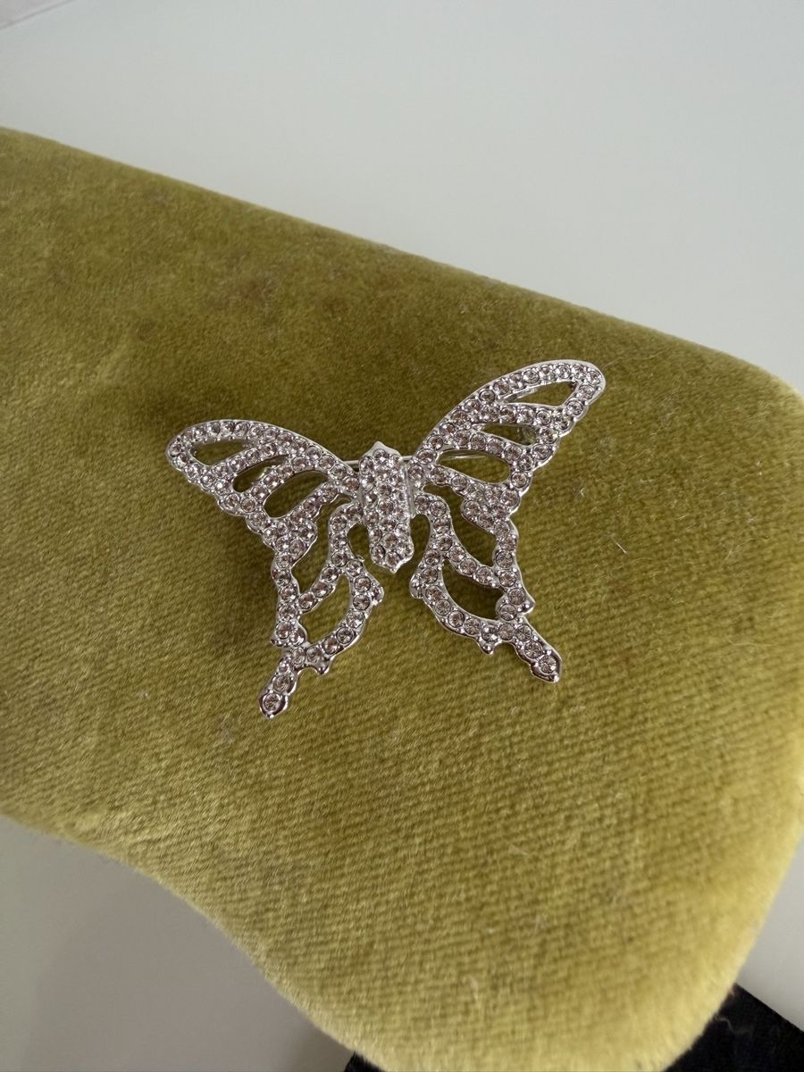 Swarovski Spille & Fermagli: Broche papillon Swarovski ornée de strass – Usato da Cressier FR venduto da Kvito4ka