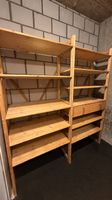 Holzgestell mit 10 Tablaren und Schublade