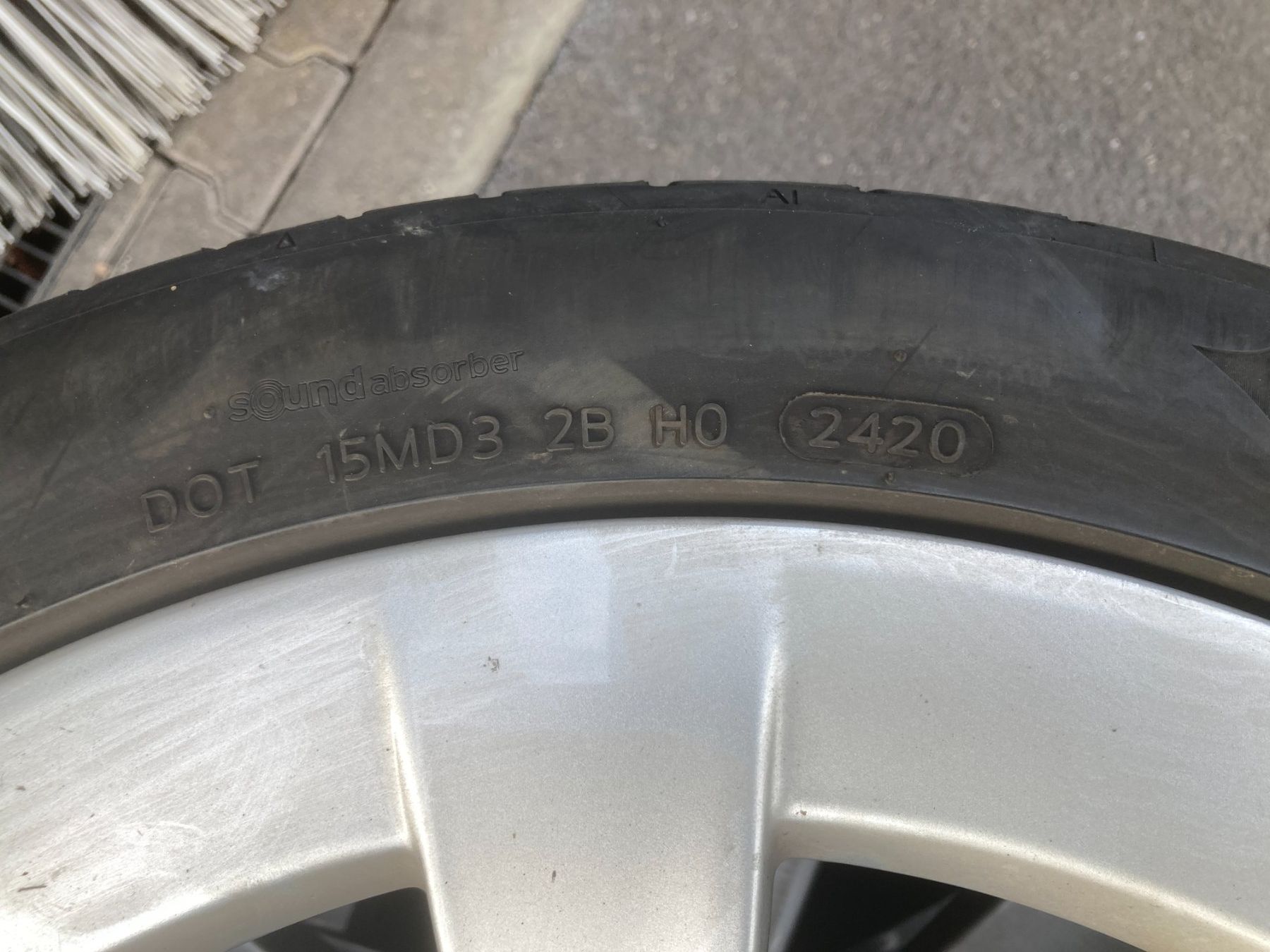 Tesla Pneumatici & Ruote complete: Tesla Model 3 Sommerräder 235/40R19 – Usato da Cham venduto da Cham6332 4