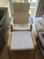 Fauteuil Poang et repose pied en tissu crème