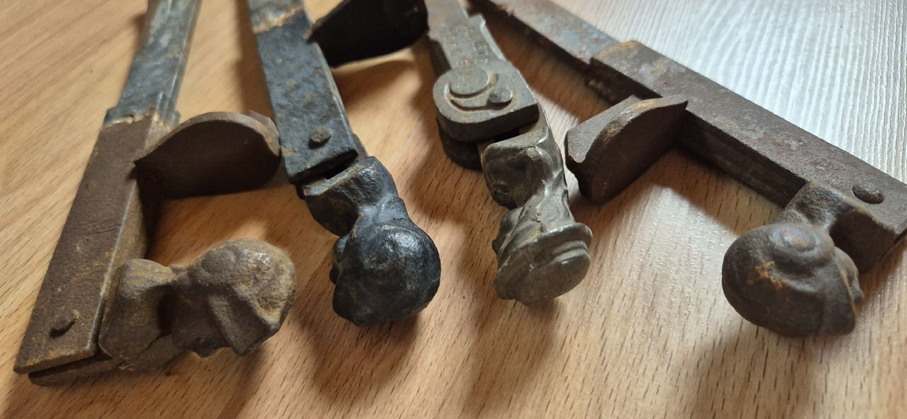 Wandhalterungen: 4 Jalousie Rückhalter – Gebraucht aus Moutier von Maria1704 2