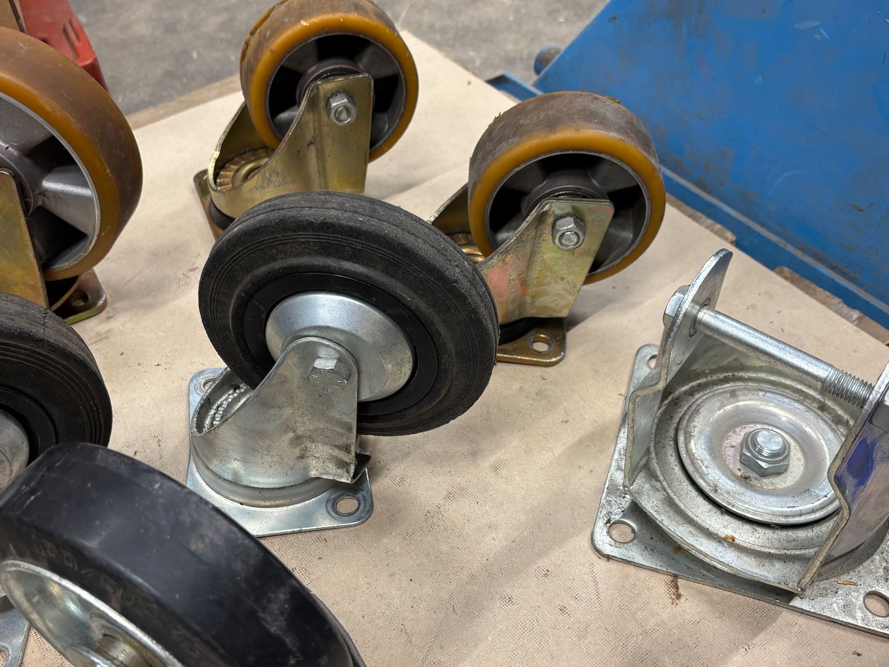 Altro per stoccaggio & trasporto: Konvolut an Rollen, Lenkrollen, Bockrollen, verschiedene! – Usato da Winterthur venduto da ReUse_Baumarkt 1