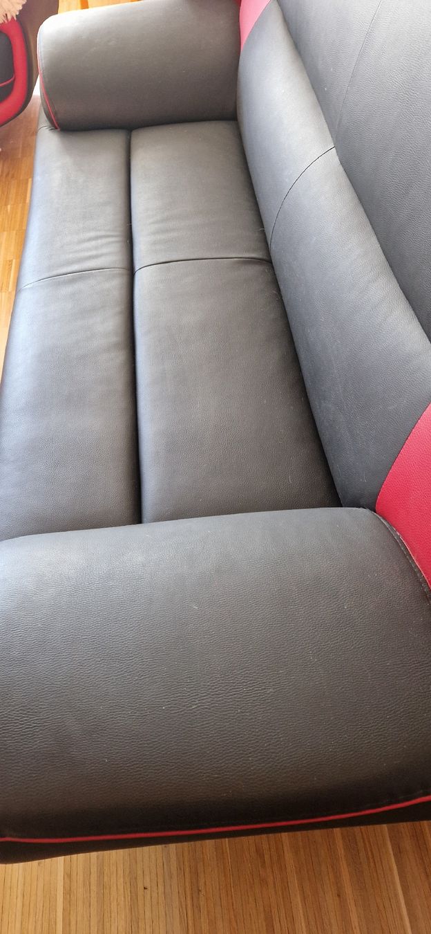 Sofas: Schwarzes Kunstleder Sofa mit roten Akzenten – Gebraucht aus Zürich von Sissi-Minouche 3
